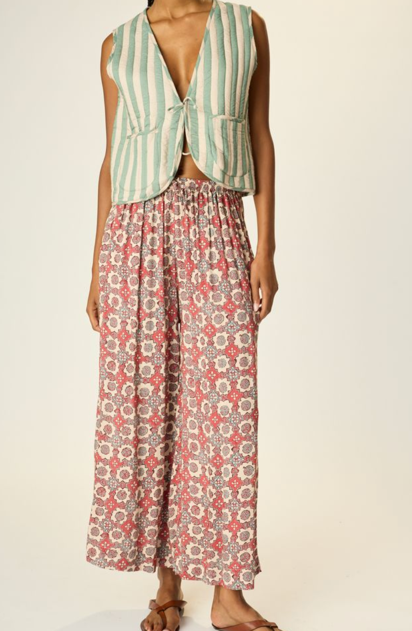 easy and chic lounge pants.

elastic waist with tasseled tie, pockets, and loose wide legs.

Hits above the ankle.