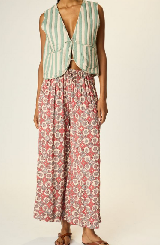 easy and chic lounge pants.

elastic waist with tasseled tie, pockets, and loose wide legs.

Hits above the ankle.