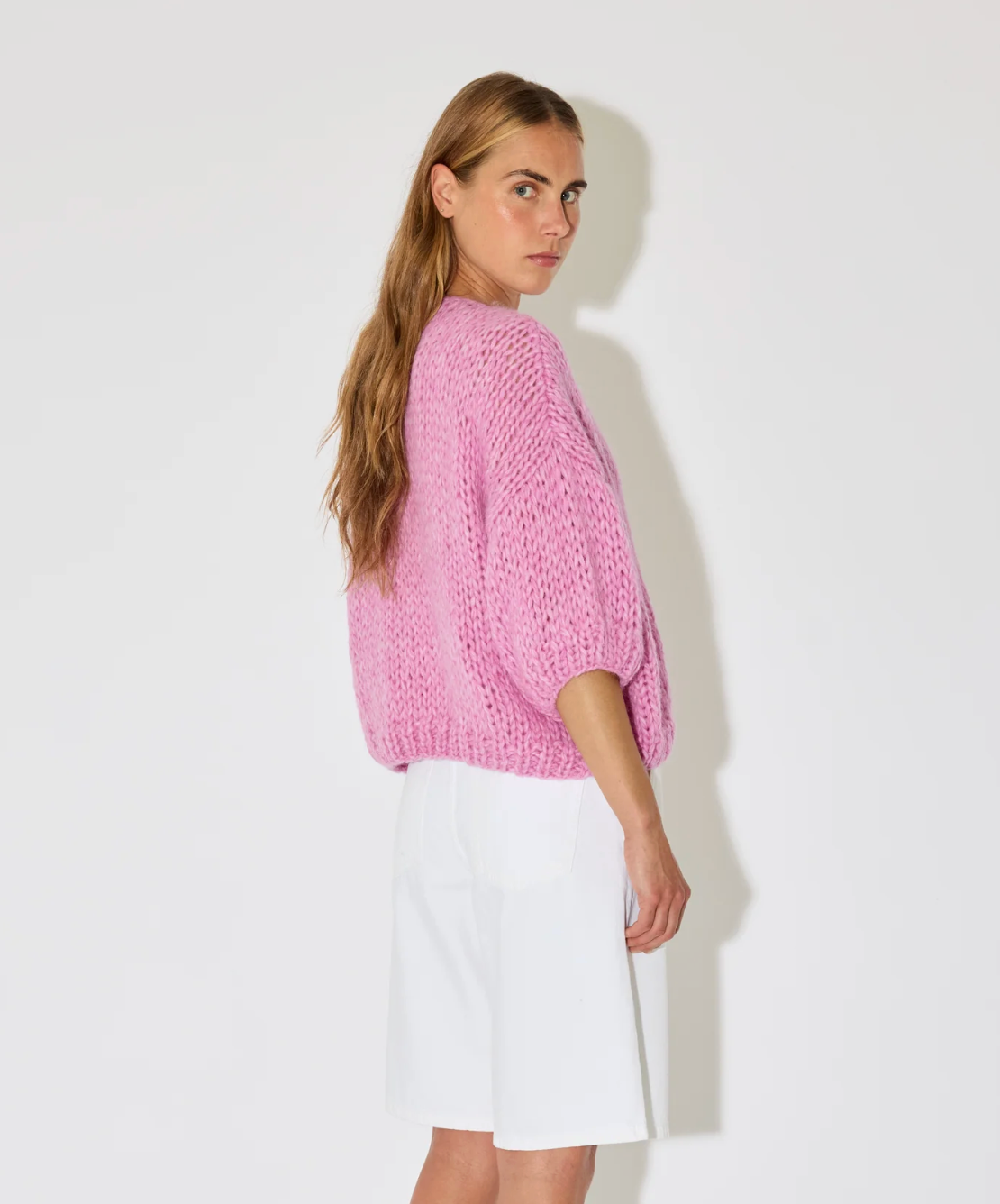 

alpaca knit cardigan with fluffy texture

Chunky, tactile, hand-knit look

Relaxed bomber