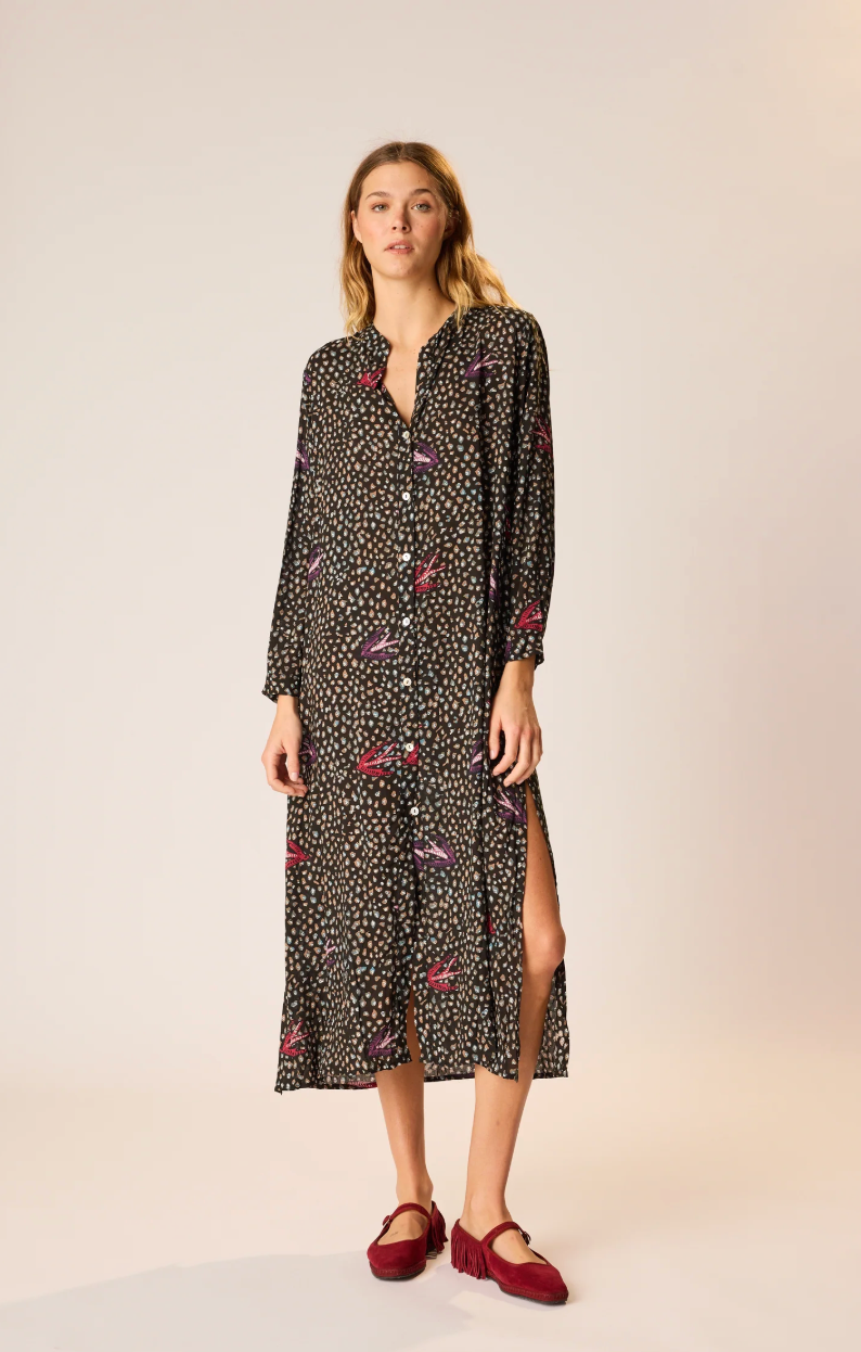 Midi dress with straight fit.

V-neck with buttons from chest all the way down the front of the dress.

Collarless neckline with long sleeves.