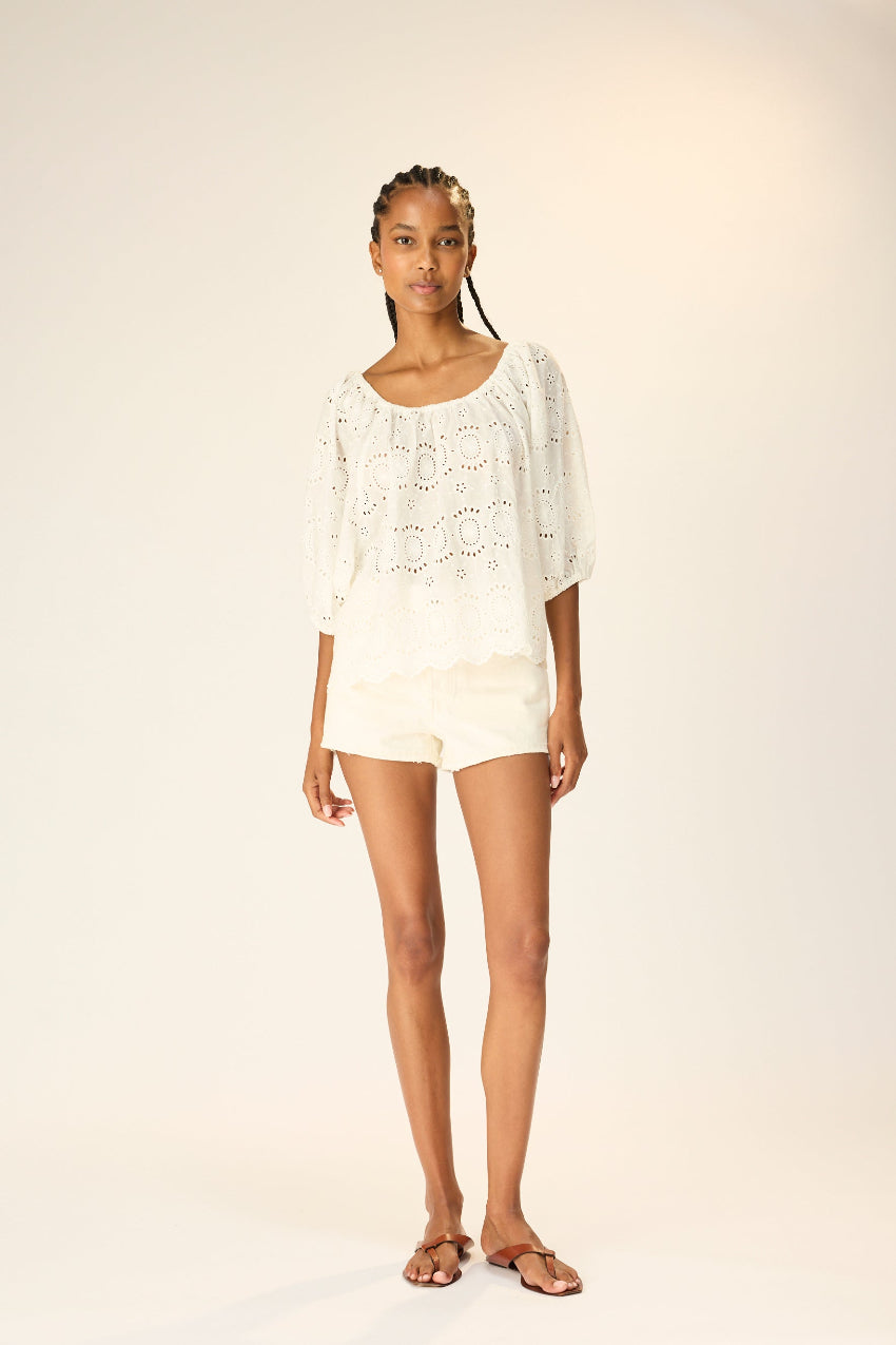 Scoop neck blouse with loose fit.
Puff sleeves with elastic cuffs.