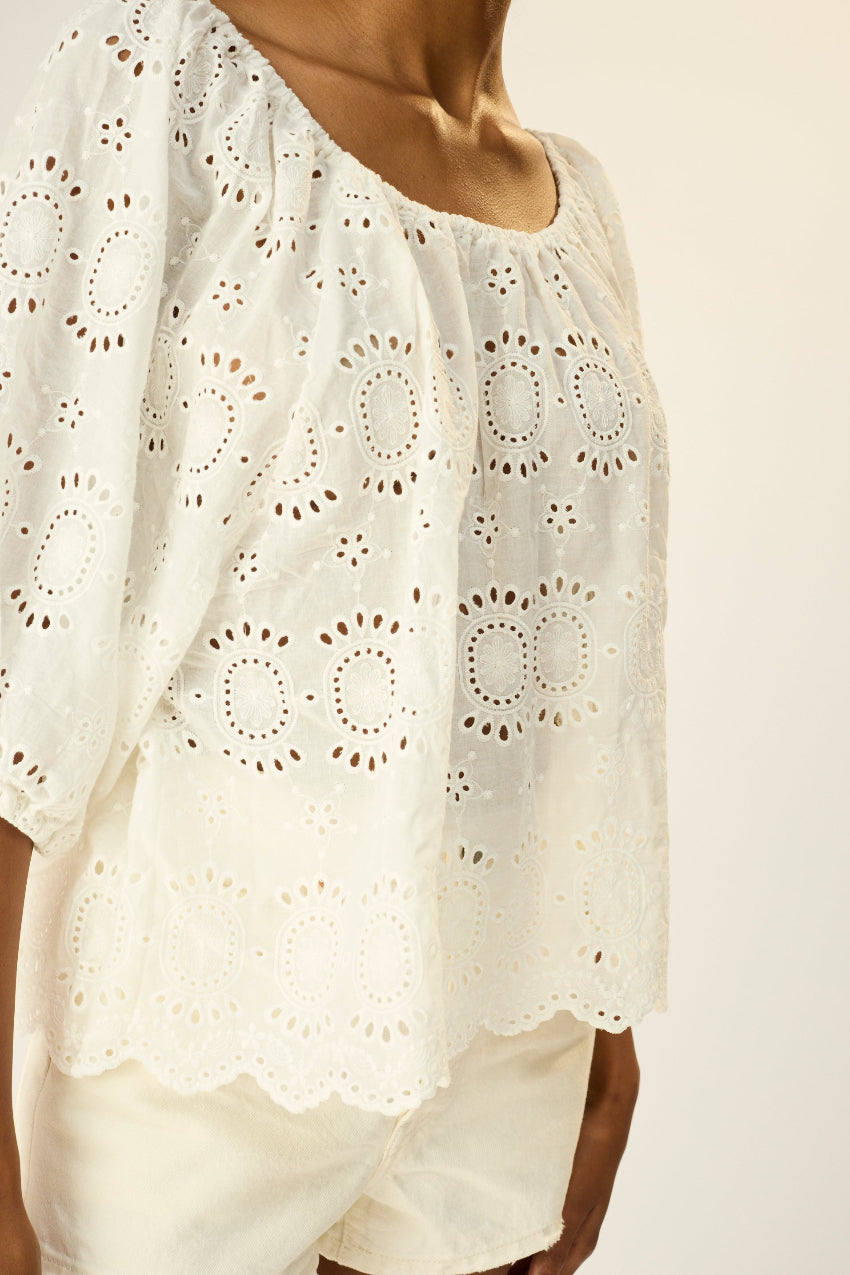 Scoop neck blouse with loose fit.
Puff sleeves with elastic cuffs.