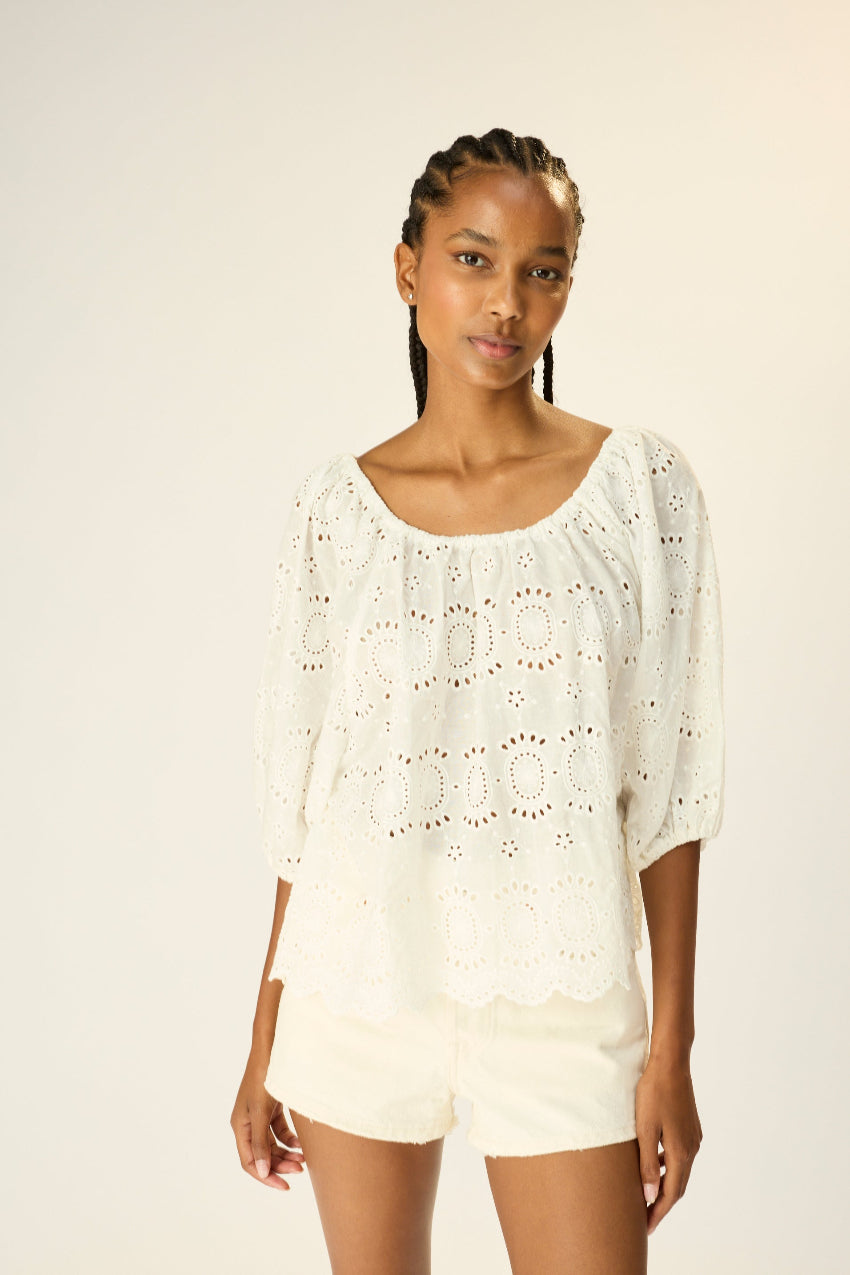 Scoop neck blouse with loose fit.
Puff sleeves with elastic cuffs.