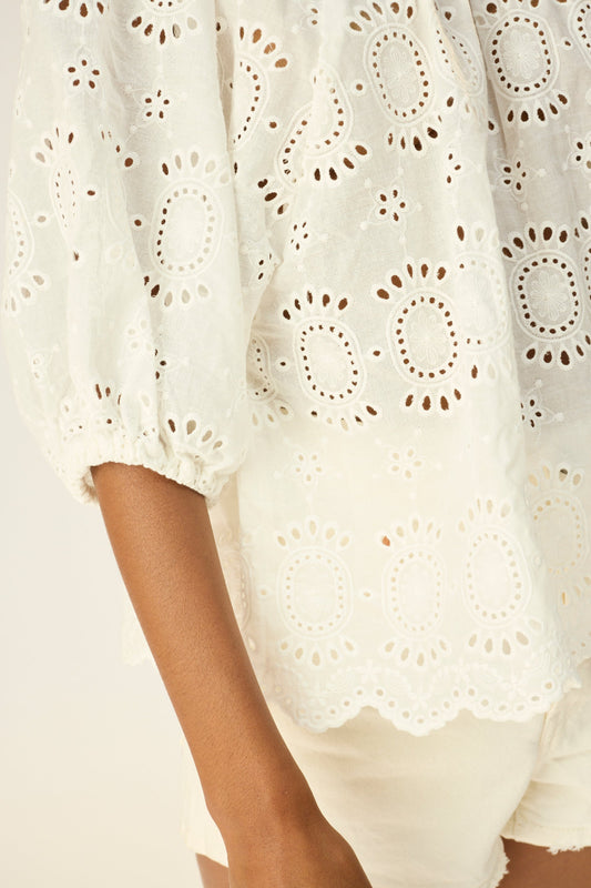 Scoop neck blouse with loose fit.
Puff sleeves with elastic cuffs.