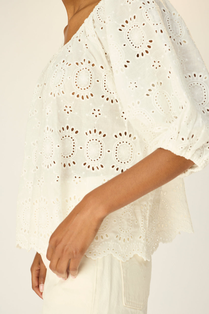 Scoop neck blouse with loose fit.
Puff sleeves with elastic cuffs.