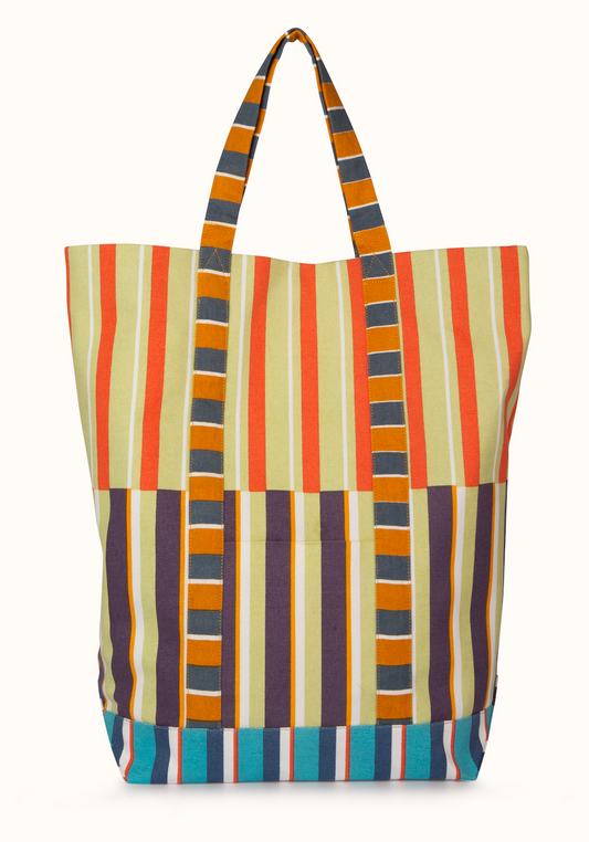 The Épice Paris Beach Bag B 2511 is a stylish and versatile accessory from Épice’s Spring/Summer 2025 collection. 
This is a cotton canvas beach bag, with matching cotton lining. 
Exterior open pocket, interior zippered pocket.
Matching canvas straps.
Large single snap button closure.
Timeless and versatile bag, carried on the shoulder or in hand.
