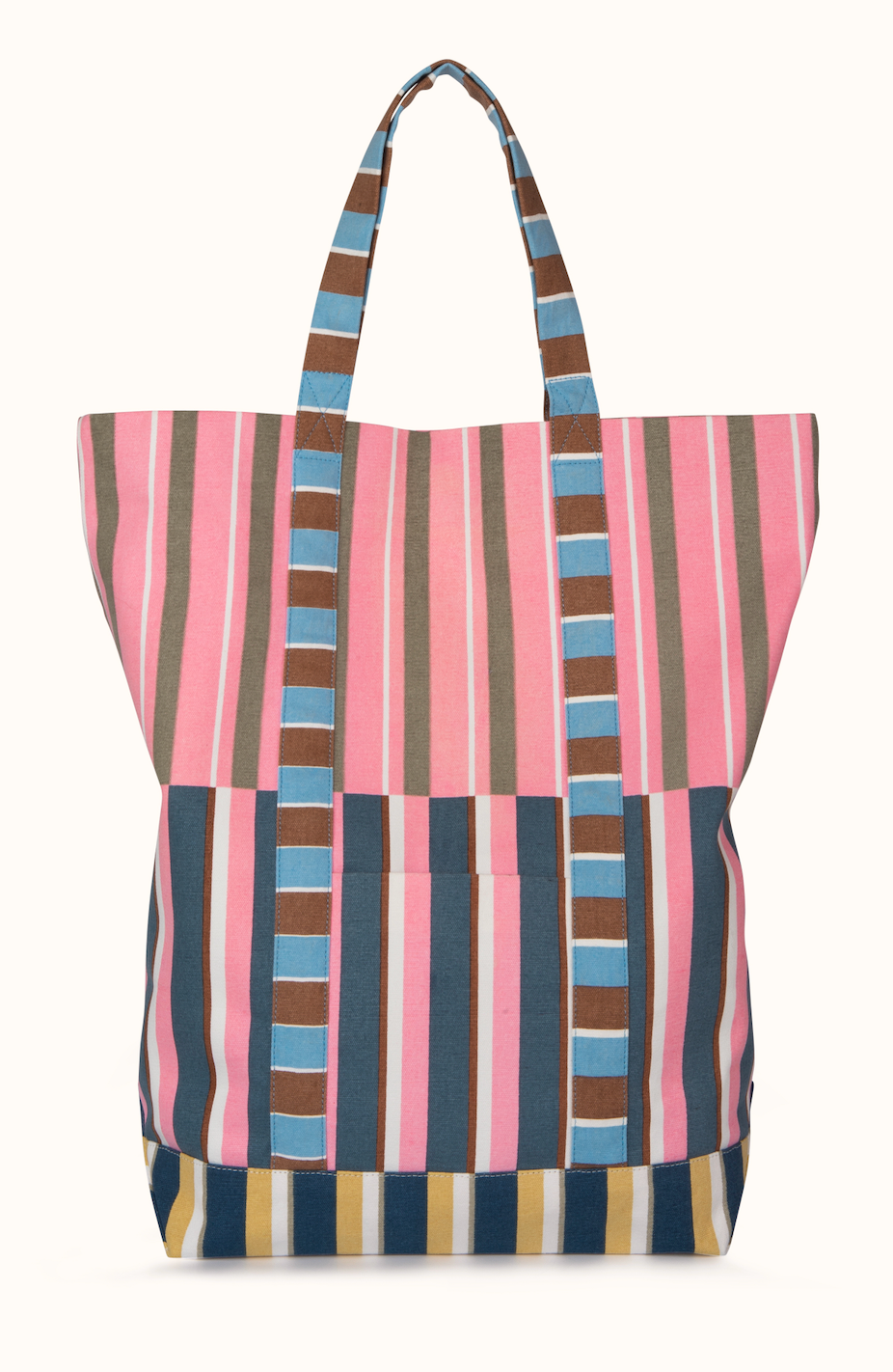 The Épice Paris Beach Bag B 2511 is a stylish and versatile accessory from Épice’s Spring/Summer 2025 collection. 
This is a cotton canvas beach bag, with matching cotton lining. 
Exterior open pocket, interior zippered pocket.
Matching canvas straps.
Large single snap button closure.
Timeless and versatile bag, carried on the shoulder or in hand.

