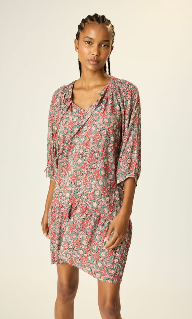 colour spanish tile almond 
Mid-length dress with drop waist.
Gathered collar with four tassels.
Half-sleeve.