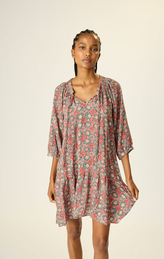 Mid-length dress with drop waist.
Gathered collar with four tassels.
Half-sleeve.