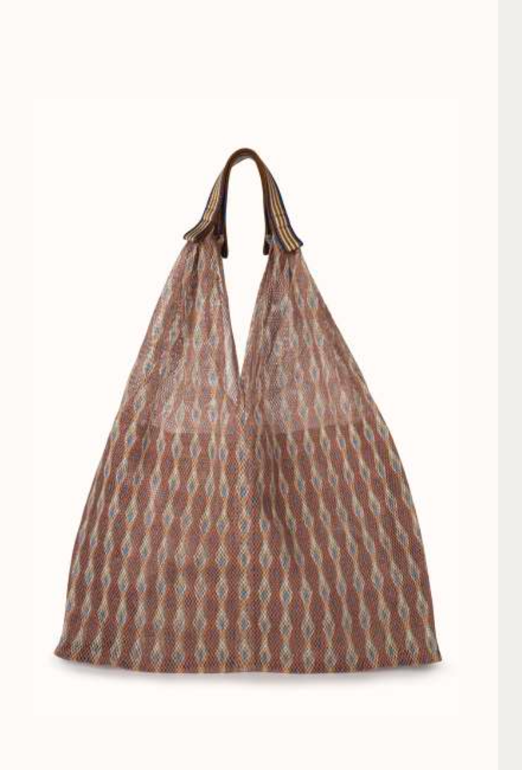 The Épice Paris Udaipur tote Bag 2550 is a standout piece from the brand’s Spring/Summer 2025 collection, blending artistic design with everyday functionality. Crafted in a distinctive triangular mesh shape, this tote features a double-layered mesh construction up to mid-height.
digitally printed, offering depth and vibrancy.
Short woven handles tailored to each colour variant.
Removable inner zippered pouch for added convenience.
Made from 100% polyester, ensuring durability while maintaining a light weigh
