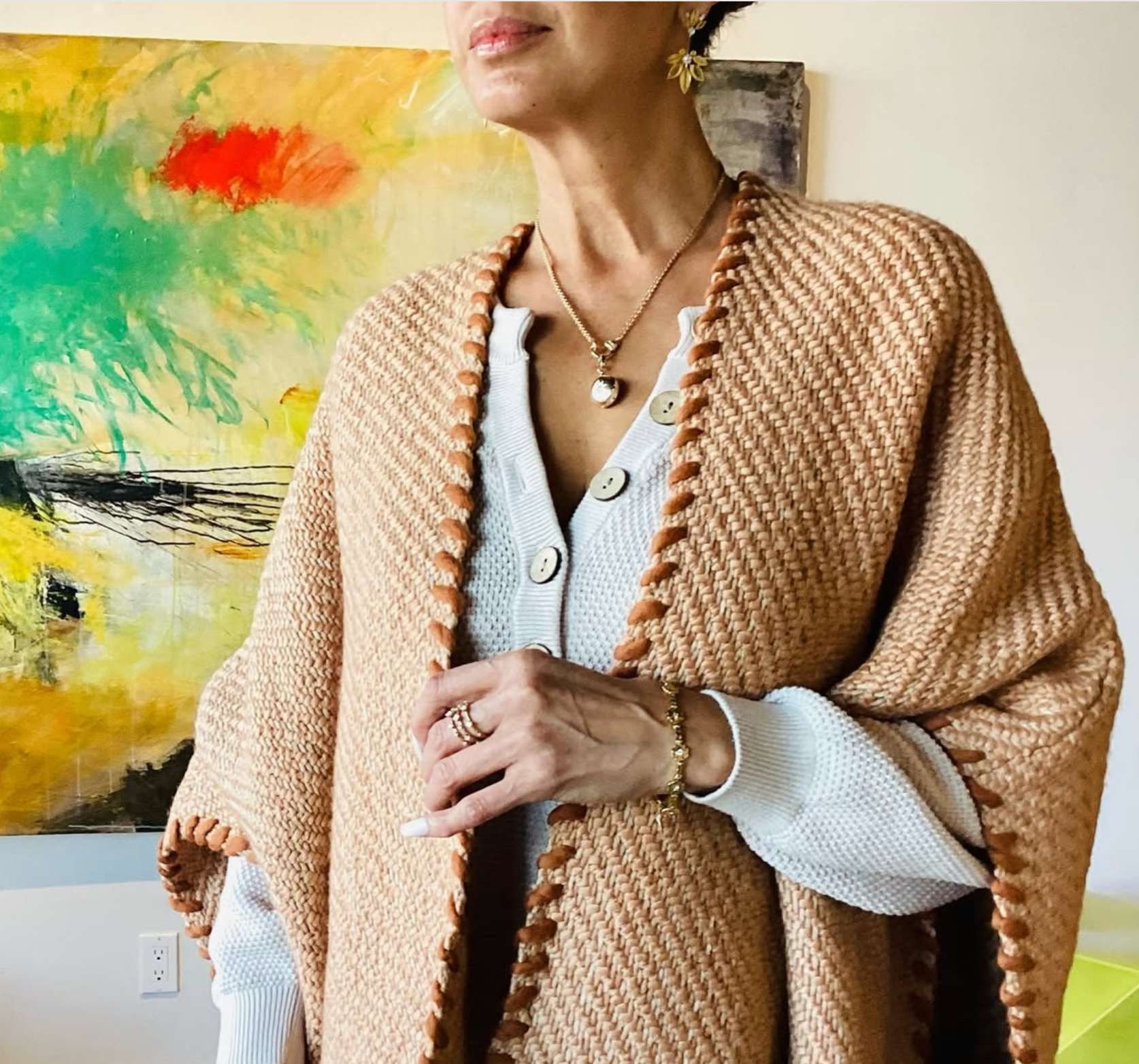 the billy cardigan is handwoven by artisans in peru, from 100% luxurious yarns made specifically for wehve. 
short fringe and whipstitch detailling.
Designed for a loose fit.
the billy cardigan is your perfect companion piece with its pockets on the front.
one size fits most.