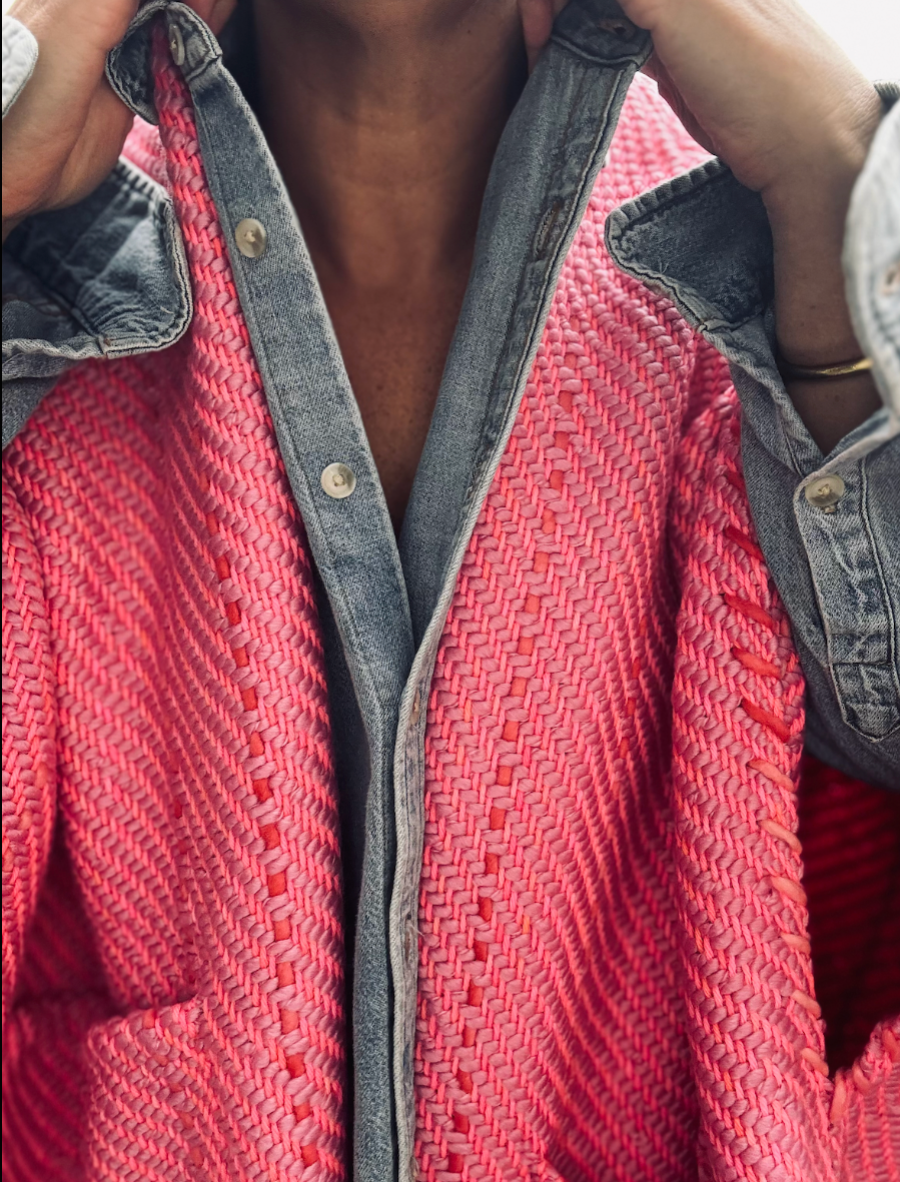the billy cardigan is your perfect the billy cardigan is handwoven by artisans in peru, from 100% luxurious yarns made specifically for wehve. 
short fringe and whipstitch detailling.
Designed for a loose fit.
composition:
90% merino wool, 10% tencelcompanion piece with its pockets on the front.
one size fits most.