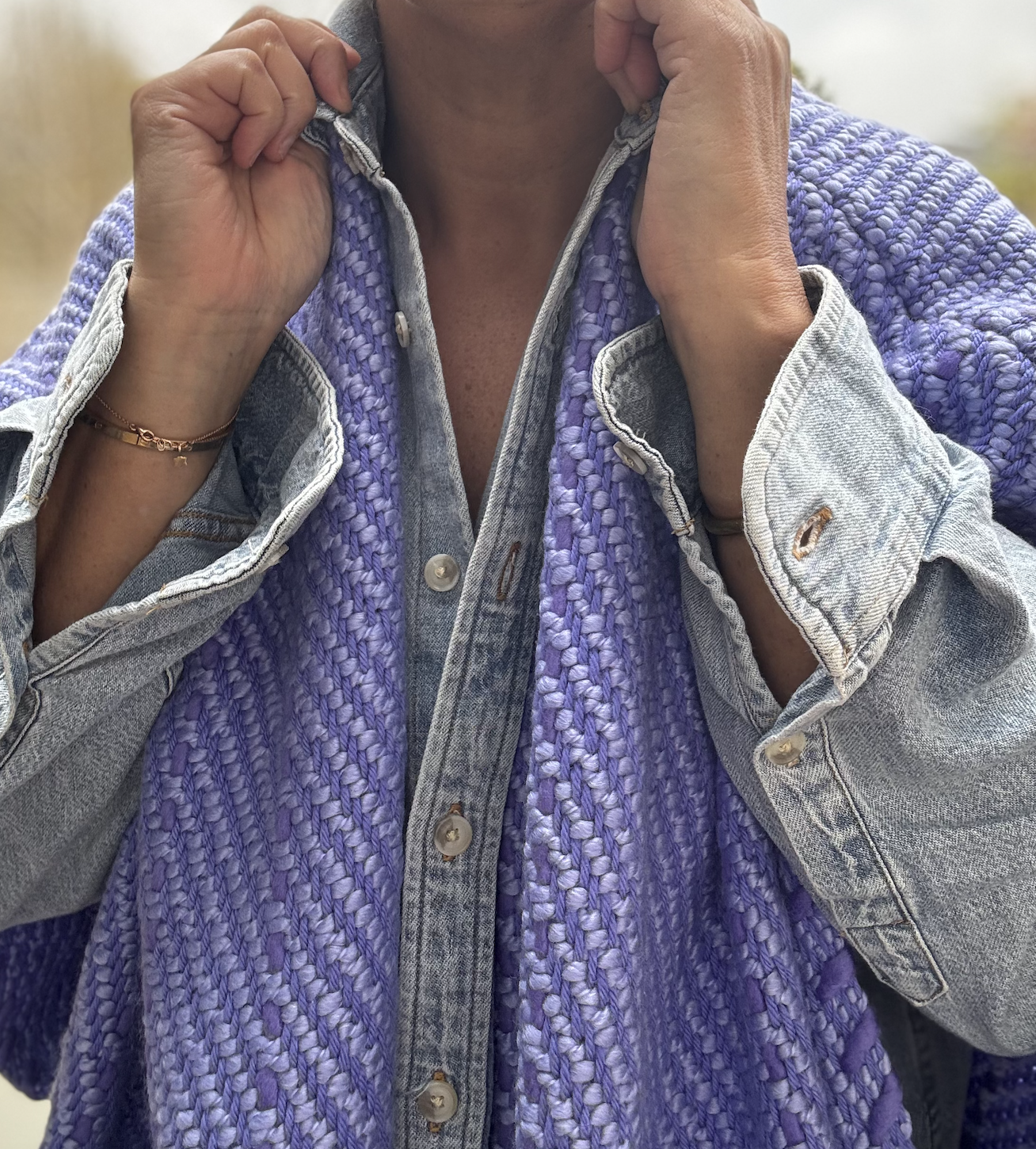 the billy cardigan is handwoven by artisans in peru, from 100% luxurious yarns made specifically for wehve. 
short fringe and whipstitch detailling.
Designed for a loose fit.
composition:
90% merino wool, 10% tencel
the billy cardigan is your perfect companion piece with its pockets on the front.
one size fits most.